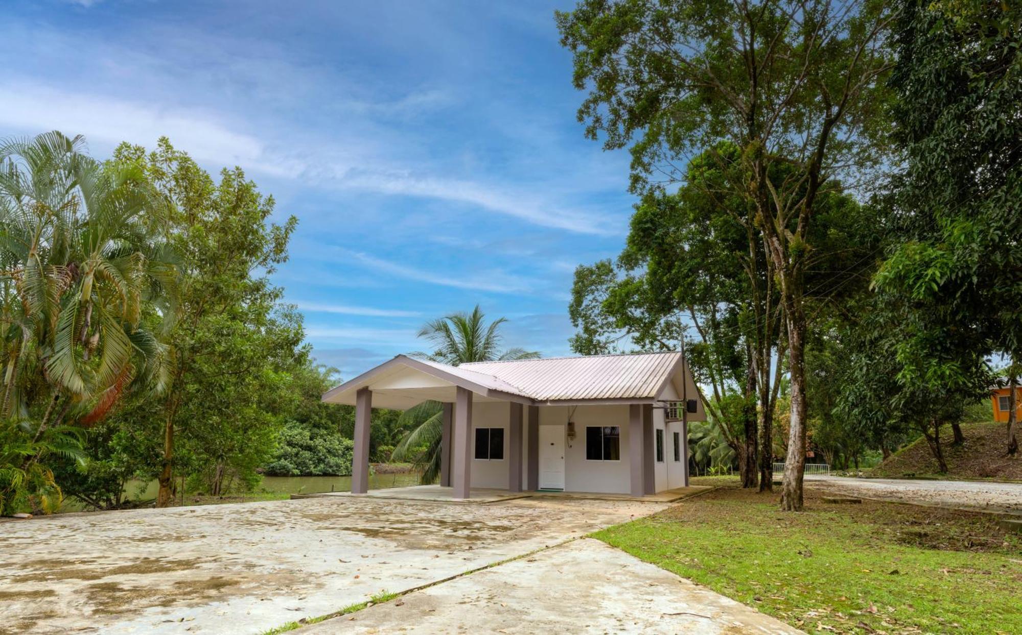 Putra Sentosa Retreat Camp, Sematan Hotel Екстериор снимка